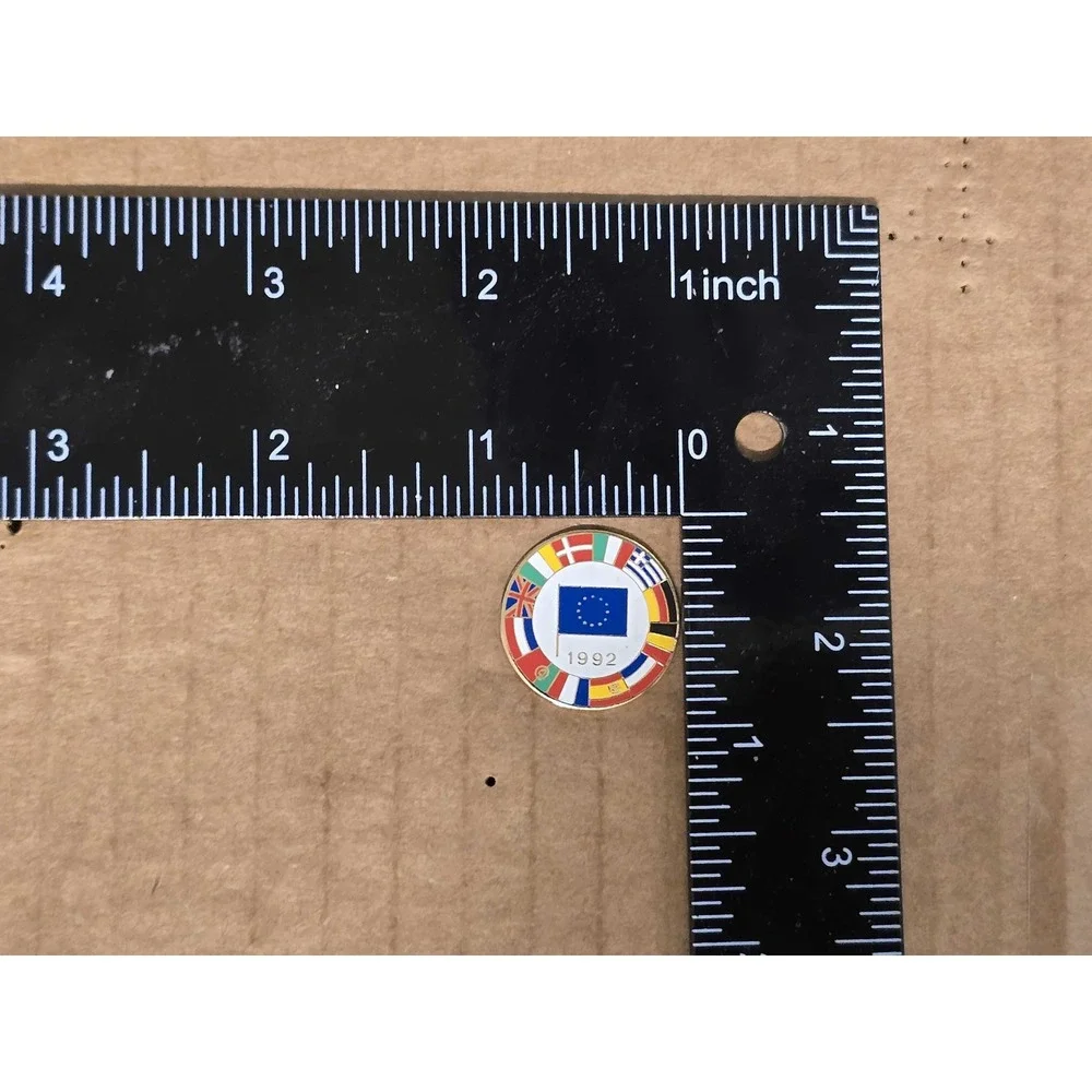 Vintage 1992 European Union Treaty Member Nations Flag Commemorative Pin G18